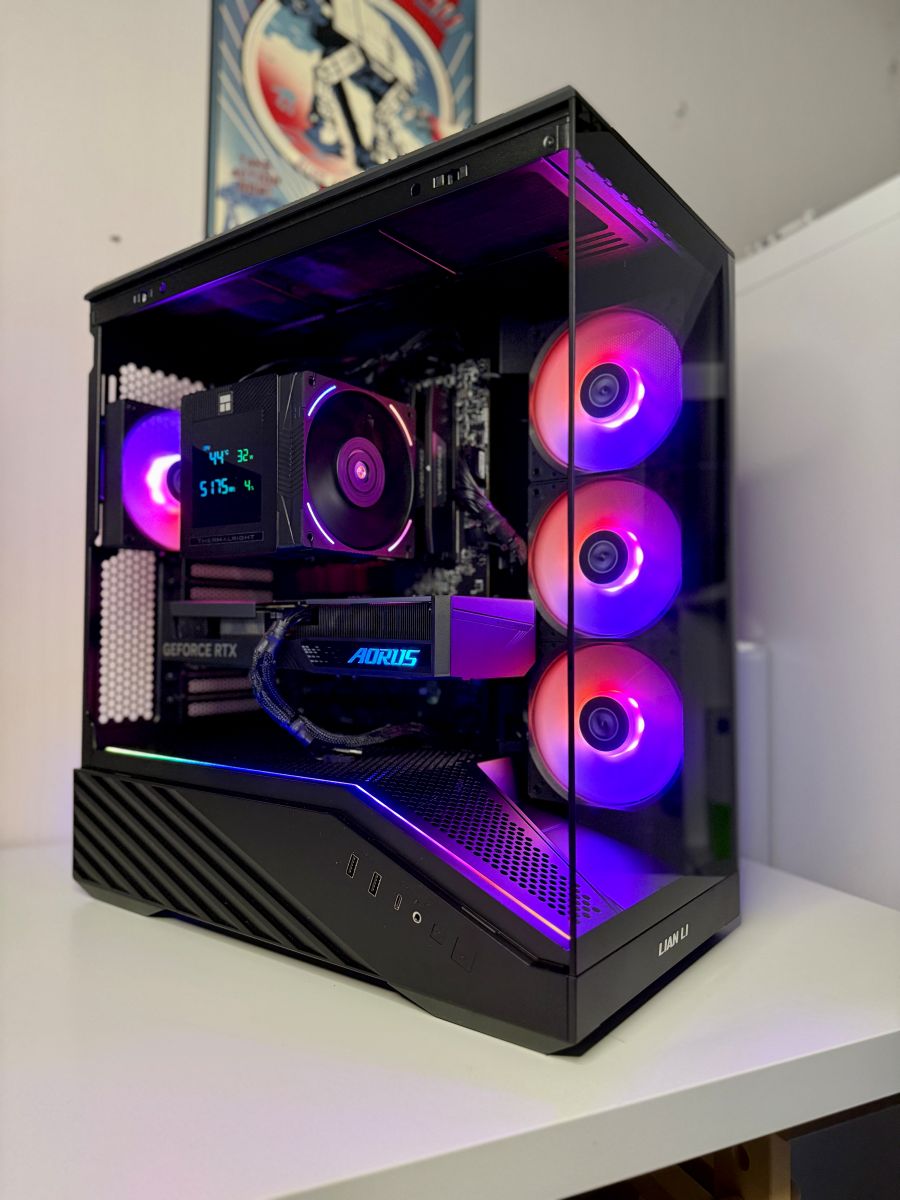 Gaming PC Ansicht durch die Glasscheibe