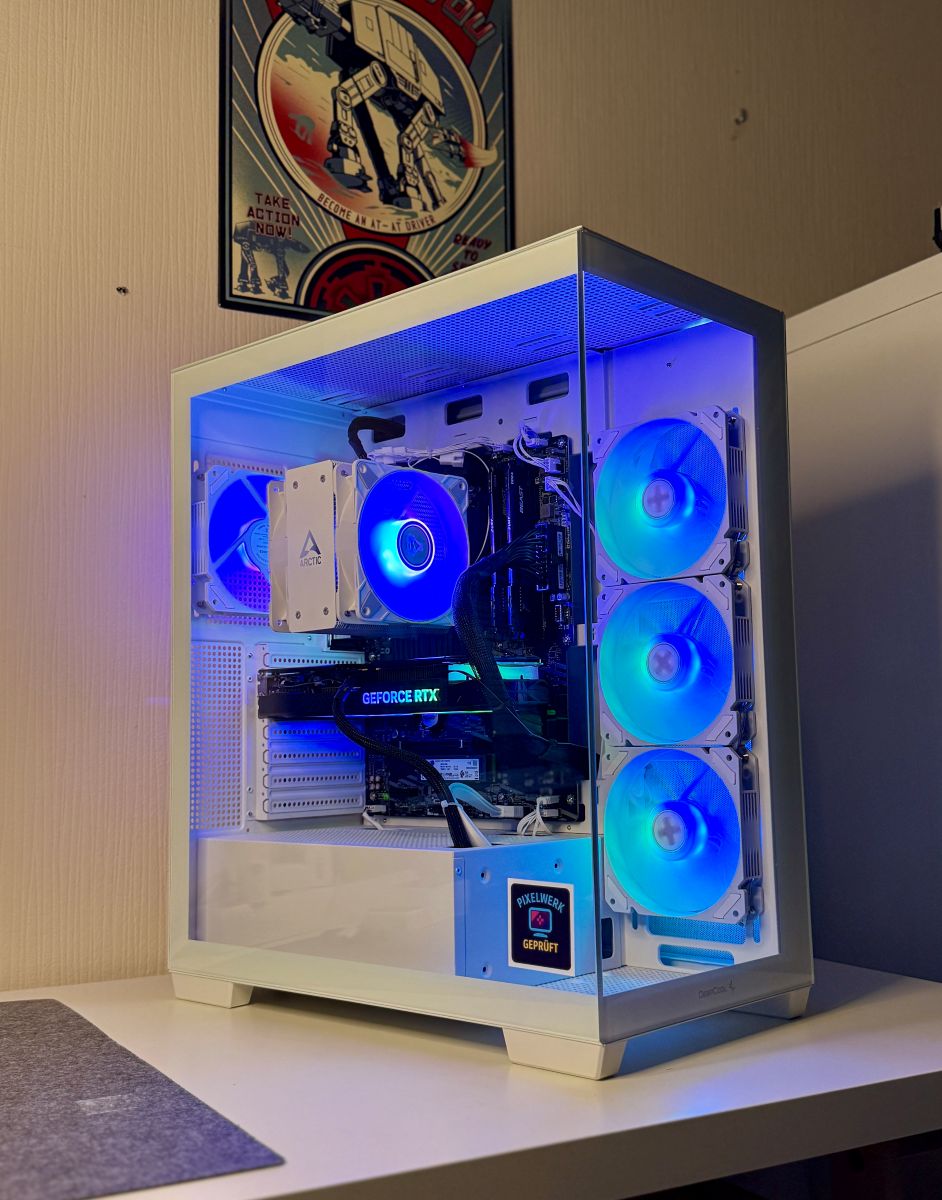 Gaming PC Ansicht durch die Glasscheibe