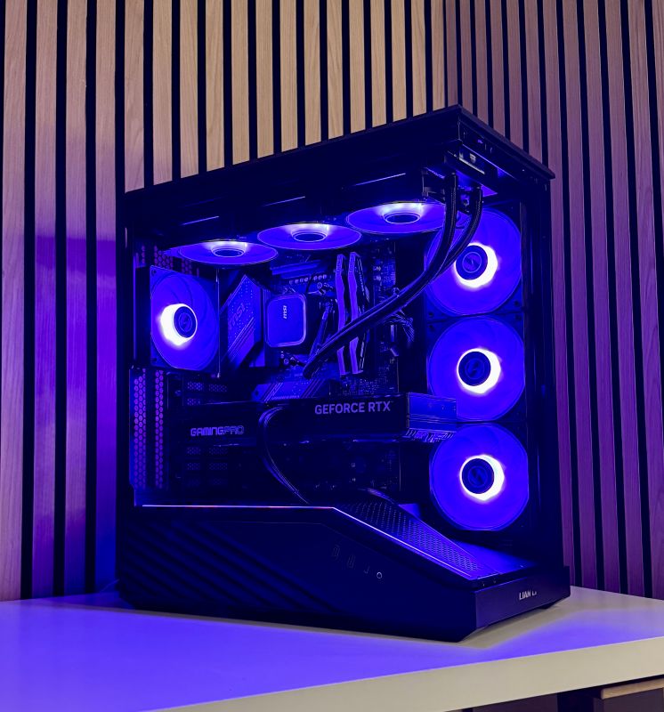 Pixelwerk-PC mit sichtbarer Grafikkarte und RGB-Beleuchtung