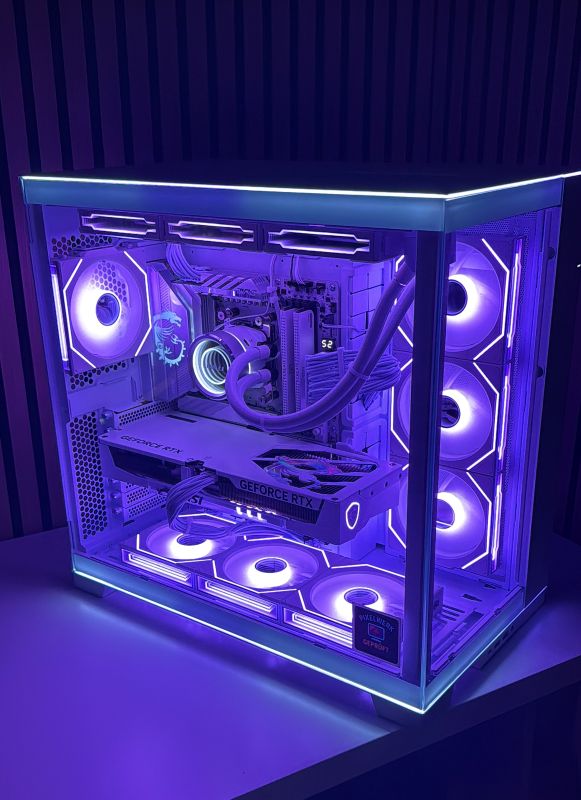 Von Pixelwerk aufgebauter Gaming-PC mit beleuchteten Komponenten